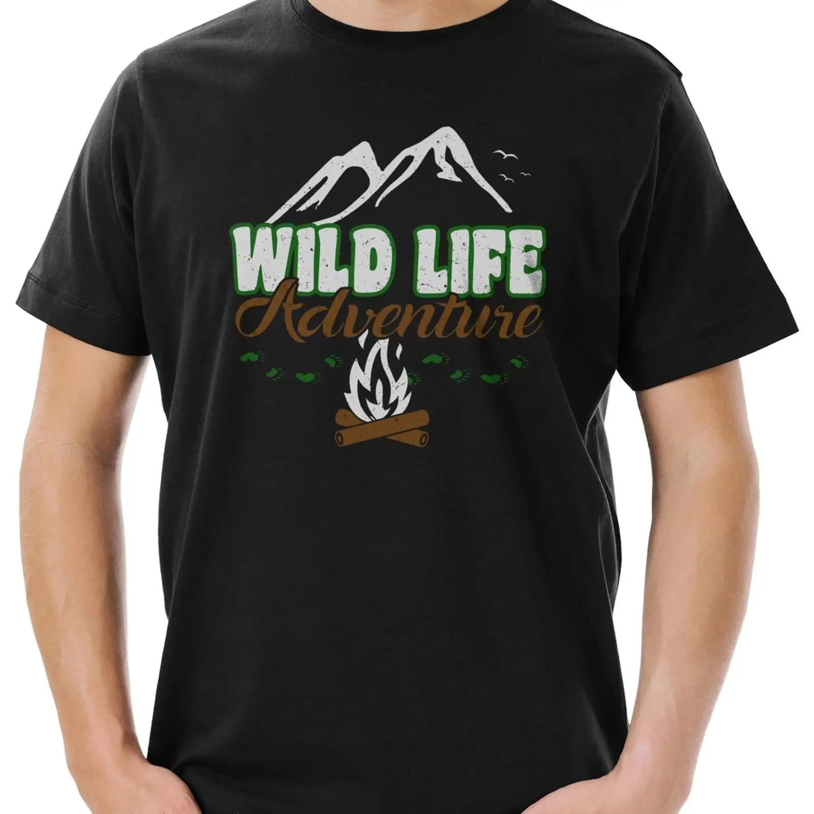 Outdoor Adventure Logo - เสื้อยืดผู้ชายลายโลโก้การผจญภัยในธรรมชาติ สำหรับกิจกรรมกลางแจ้ง เดินป่า ตั้งแคมป์ ตั้งเต็นท์ สไตล์วินเทจ